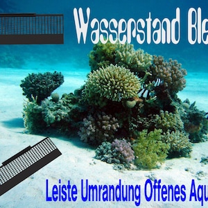 Könnte beinhalten: Zwei schwarze Kunststoffleisten für ein offenes Aquarium. Die Leisten sind so konzipiert, dass sie den Wasserstand halten. Der Text "Wasserstand Blende" ist im Bild sichtbar. Der Text "Leiste Umrandung Offenes Aquarium" ist ebenfalls im Bild sichtbar.