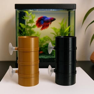 Può includere: Due vasi cilindrici per piante con ventose, uno marrone e uno nero. I vasi sono in plastica e hanno una texture a coste. Sono progettati per essere fissati all'interno di un acquario.