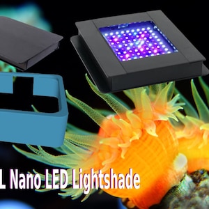 Op de afbeelding: Een zwarte Fluval Nano LED-lichtscherm met een blauwe lichtdiffuser. De lichtscherm is ontworpen om over een klein aquarium te passen en levert een helder, wit licht voor planten en vissen.