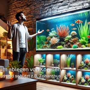 以下が含まれることがあります： 木製のスタンドと複数の棚が付いた、大きな長方形の魚タンク。タンクは水で満たされ、さまざまな色の魚、植物、サンゴが入っています。画像の下部に「Plattform zum ablegen von Korallen」というテキストが表示されています。