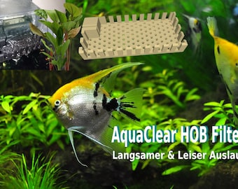 Può includere: Primo piano di un filtro AquaClear HOB con il testo "AquaClear HOB Filter" e "Langsamer & Leiser Auslauf" in tedesco. Il filtro è mostrato in un acquario con piante verdi e due pesci angelo argentati e gialli.