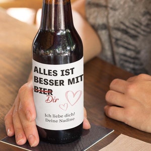 Personalisiertes Bieretikett | Alles ist besser mit Bier & Dir | Geschenk für Freund, Freundin, Partner | DIY Bier Geschenk, Bierliebhaber