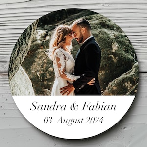 Personalisierter Hochzeitssticker – Vinyl Aufkleber mit Foto + Wunschtext – Rund 4 cm – Matt o. Glänzend – Hochzeit Gastgeschenk & Einladung