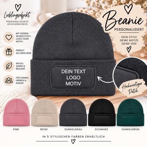 Könnte beinhalten: Eine dunkelgraue Strickmütze mit einem rechteckigen Aufnäher am Umschlag, der den Text DEIN TEXT LOGO MOTIV trägt. Darunter sind fünf Mützen in Pink, Beige, Dunkelgrau, Schwarz und Dunkelgrün abgebildet, jeweils mit einem passenden Aufnäher.