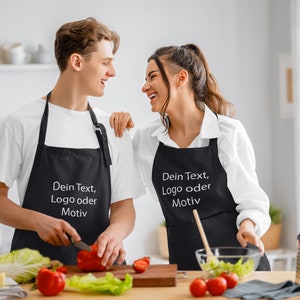 Personalisierte Schürze BBQ Grillen Grill Grillmeister Grillschürze Chefkoch Kochschürze Bistroschürze Text Name Motiv Logo Geschenkidee Schwarz