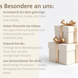 K&ouml;nnte beinhalten: Zwei cremefarbene Geschenkboxen &uuml;bereinander gestapelt, mit goldenen Satinb&auml;ndern und Schleifen gebunden. Die Boxen befinden sich auf wei&szlig;em Hintergrund. Text auf Deutsch ist auf der linken Seite des Bildes sichtbar.