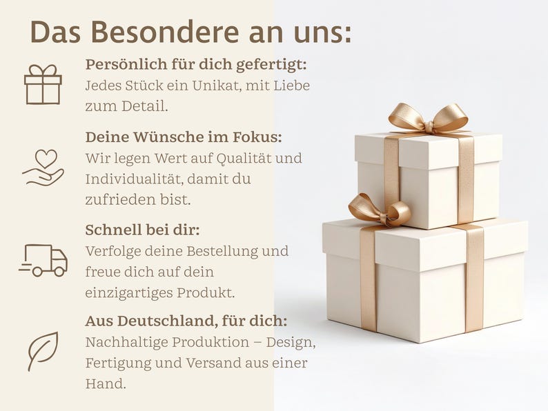 K&ouml;nnte beinhalten: Zwei cremefarbene Geschenkboxen &uuml;bereinander gestapelt, mit goldenen Satinb&auml;ndern und Schleifen gebunden. Die Boxen befinden sich auf wei&szlig;em Hintergrund. Text auf Deutsch ist auf der linken Seite des Bildes sichtbar.