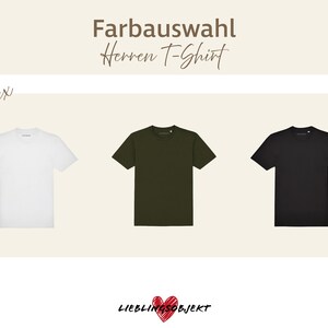 K&ouml;nnte beinhalten: Drei kurz&auml;rmelige T-Shirts in Wei&szlig;, Olivgr&uuml;n und Schwarz werden gezeigt. Der Text "Farbauswahl Herren T-Shirt" steht oben, mit "Unisex" und einem Herzlogo unten. Die Shirts werden auf einem hellbeigen Hintergrund pr&auml;sentiert.