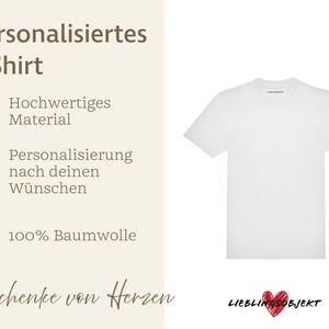 K&ouml;nnte beinhalten: Ein wei&szlig;es T-Shirt mit Rundhalsausschnitt und kurzen &Auml;rmeln. Das Bild enth&auml;lt deutschen Text: "Personalisiertes T-Shirt", "Hochwertiges Material", "Personalisierung nach deinen W&uuml;nschen", "100% Baumwolle" und "Geschenke von Herzen". Der Markenname "LIEBLINGSOBJEKT" ist ebenfalls zu sehen.