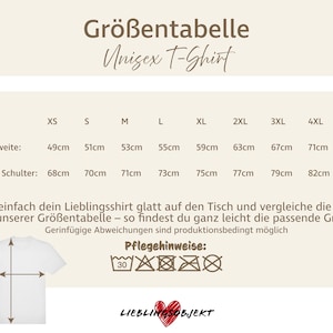 K&ouml;nnte beinhalten: Eine Gr&ouml;&szlig;entabelle f&uuml;r Unisex-T-Shirts mit Ma&szlig;en in Zentimetern. Die Tabelle umfasst die Gr&ouml;&szlig;en XS bis 5XL mit entsprechenden Ma&szlig;en f&uuml;r halbe Oberweite und L&auml;nge ab Schulter. Pflegehinweise sind ebenfalls enthalten.