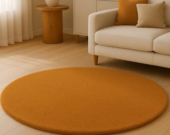 Puede incluir: Una alfombra redonda de color mostaza domina el primer plano de un salón. Un sofá crema con cojines se encuentra contra una pared. Una mesa auxiliar de madera con una lámpara y un mueble con jarrones completan la decoración. El diámetro de la alfombra es de unos 200 cm.