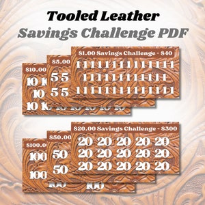 Könnte beinhalten: Ein Stapel brauner Spar-Challenge-PDFs aus punziertem Leder. Der Text auf den PDFs enthält "1,00 $ Spar-Challenge - 40 $", "5,00 $", "10,00 $", "20,00 $ Spar-Challenge = 300 $", "50,00 $" und "100,00 $ ". Der obere Text lautet "Spar-Challenge-PDF aus punziertem Leder".