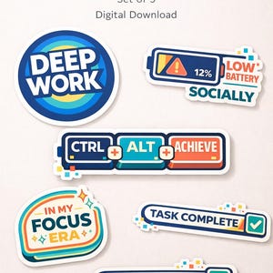 Puede incluir: Un conjunto de cinco pegatinas de productividad de descarga digital. Las pegatinas presentan frases como "Deep Work", "Low Battery Socially" y "Task Complete". Las pegatinas son de varias formas y colores, incluyendo azul, naranja y verde.