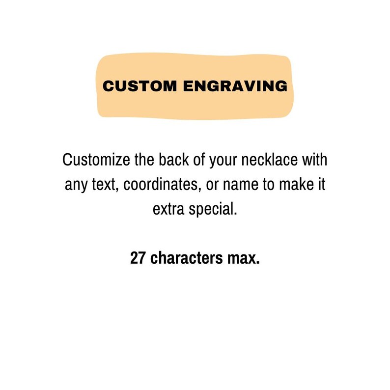 Puede incluir: Imagen con texto "CUSTOM ENGRAVING". El texto de abajo dice: "Personaliza la parte posterior de tu collar con cualquier texto, coordenadas o nombre para que sea muy especial. 27 caracteres m&aacute;x."