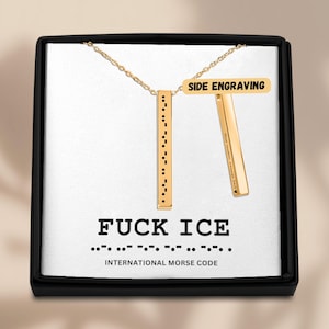 Pode incluir: Colar dourado com dois pingentes retangulares, um com pontos e traços de código Morse, o outro com texto gravado. A caixa exibe a frase "FUCK ICE" em negrito, com a tradução do código Morse abaixo.