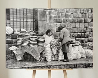 Fotografia di Cusco, Perù, venditore ambulante, arte murale in bianco e nero (download digitale)
