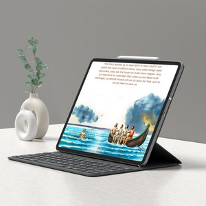 Op de afbeelding: Een digitale tablet met een zwarte toetsenbordhoes is open op een pagina met een kleurrijke illustratie van een boot met mensen erin. De tekst op de pagina luidt: "Dit verhaal leert ons om te geloven in Jezus en niet aan hem te twijfelen, zelfs in moeilijke tijden. Zelfs wanneer dingen onmogelijk lijken, heeft Jezus de macht om ze te laten gebeuren. Bovendien is het belangrijk om te onthouden dat wanneer we met uitdagingen worden geconfronteerd, we altijd tot Jezus moeten roepen om hulp, en hij zal er zijn om ons te redden."