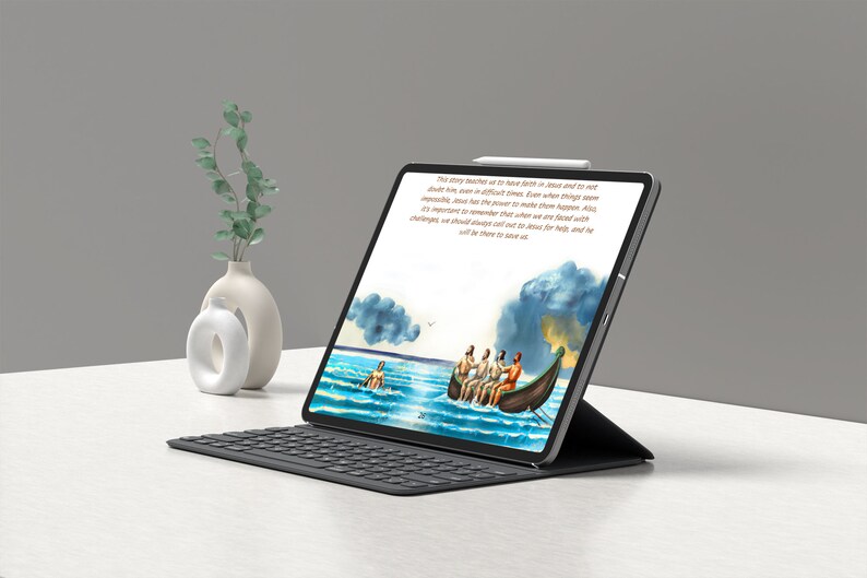 Op de afbeelding: Een digitale tablet met een zwarte toetsenbordhoes is open op een pagina met een kleurrijke illustratie van een boot met mensen erin. De tekst op de pagina luidt: "Dit verhaal leert ons om te geloven in Jezus en niet aan hem te twijfelen, zelfs in moeilijke tijden. Zelfs wanneer dingen onmogelijk lijken, heeft Jezus de macht om ze te laten gebeuren. Bovendien is het belangrijk om te onthouden dat wanneer we met uitdagingen worden geconfronteerd, we altijd tot Jezus moeten roepen om hulp, en hij zal er zijn om ons te redden."