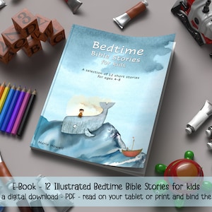 Op de afbeelding: Een blauw boek met een aquarel-illustratie van een walvis en een klein persoon erop. De titel van het boek is "Bedtime Bible Stories for Kids" en de ondertitel is "A selection of 12 short stories for ages 4-8". De auteur is Marie Howell.