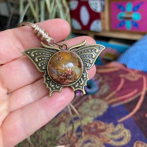 Pingente de Orgonite e Ágata Amarela – “Borboleta Dourada”