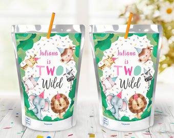 Könnte beinhalten: Zwei Saftbeutel mit Dschungeltier-Motiv. Die Beutel sind weiß mit grünem Rand und zeigen verschiedene Tiere, darunter eine Giraffe, ein Affe, ein Zebra, ein Elefant und ein Löwe. Der Text auf den Beuteln lautet "Juliana is Two Wild".