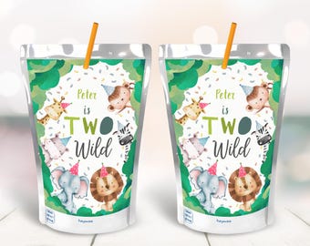 Könnte beinhalten: Zwei Saftbeutel mit Dschungeltier-Motiv. Die Beutel sind mit einem grünen Blätterrand, Konfetti und verschiedenen Tieren wie Giraffe, Zebra, Elefant, Löwe und Affe verziert. Der Text auf den Beuteln lautet "Peter is Two Wild".