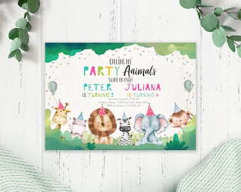 Op de afbeelding: Een kleurrijke uitnodiging voor een feest met de tekst "Calling all Party Animals Swing on Over!"  Peter wordt 2 jaar en Juliana wordt 4 jaar. De uitnodiging heeft een groene achtergrond met confetti en cartoondieren die feestmutsen dragen.