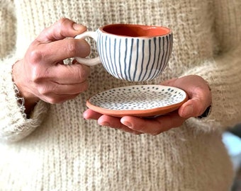 tasse en céramique faite à la main, ensemble de petit-déjeuner joyeux, tasse faite à la main, ensemble de petit-déjeuner, tasse et soucoupe à rayures et pois blancs et bleus