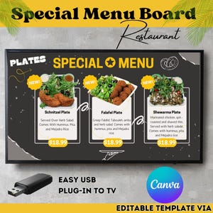 Könnte beinhalten: Ein digitales Speisekarten-Board mit schwarzem Hintergrund und gelbem Text. Die Speisekarte wirbt für drei neue Gerichte: Schnitzel Plate, Falafel Plate und Shewarma Plate. Jedes Gericht kostet 18,99 €. Die Speisekarte enthält auch den Text "Special Menu Board" und "Easy USB Plug-in to TV".