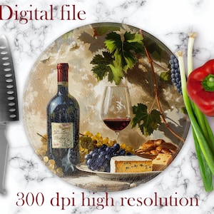 Puede incluir: Tabla de cortar redonda de vidrio con una pintura de una botella de vino, una copa de vino tinto, uvas, queso y pan. El fondo es una pintura de una vid con hojas.