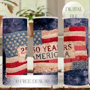 Op de afbeelding: Een set van drie roestvrijstalen geïsoleerde bekers met een patriottisch Amerikaans vlagontwerp. Het ontwerp heeft een patchwork-stijl vlag met de tekst "25 50 YEARS AMERICA" en "+10 FREE DESIGNS". Elke beker heeft een zilveren rietje.