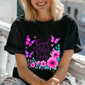 Designs de camisetas femininas, apenas boas vibrações em PNG para camisetas, designs de sublimação, borboletas e flores rosa em PNG, designs de camisetas de verão