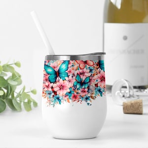 Vlinder 12 oz wijnbeker wrap met blauwe bloemen, Moederdag png-bestand voor sublimatieontwerpen, sjabloon wijnbeker, 12 oz beker png