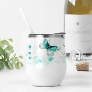 Vlinder 12 oz wijnbeker wrap met groene bloemen png-bestand voor sublimatie ontwerpdownloads sjabloon muntwijnbeker 12 oz beker png