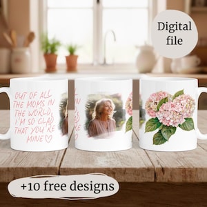 Op de afbeelding: Een witte keramische mok met een digitaal ontwerp met de tekst 'OUT OF ALL THE MOMS IN THE WORLD, I'M SO GLAD THAT YOU'RE MINE' in het roze, een fotografisch portret van een vrouw en een aquarelillustratie van roze hortensia's.