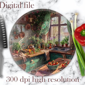 Puede incluir: Una tabla de cortar redonda de vidrio con una imagen pintada de una escena de cocina. La imagen presenta una ventana con la luz del sol entrando, un fregadero y una encimera con un tazón de fruta. La tabla de cortar está rodeada de cebollas verdes, pimientos rojos y tomates.