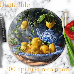 Puede incluir: Una tabla de cortar redonda con una tetera de porcelana azul y blanca y limones en un plato. La tabla de cortar está rodeada de cebollas verdes, un pimiento rojo y tomates.