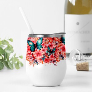 Bicchiere da vino a farfalla con fiori rossi Bicchiere da vino estivo Png per disegni a sublimazione Modello per bicchiere da vino da 12 once Tumbler da 12 once Png