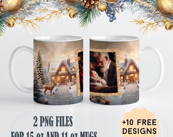 Puede incluir: Taza de cerámica blanca con una escena invernal y un retrato familiar. La escena invernal presenta un pueblo nevado con un ciervo. El retrato familiar está enmarcado en purpurina dorada. El texto en la taza dice "2 PNG FILES FOR 15 oz AND 11 oz MUGS" y "+10 FREE DESIGNS".