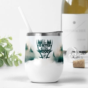 Emballage de gobelet à vin de 12 oz pour hommes, motifs de sublimation pour tasses à vin Modèle de gobelet à vin avec cerf La vie est meilleure dans les bois png Hunter Gifts