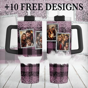 Può includere: Due bicchieri personalizzati con foto di famiglia, un manico nero e un coperchio nero. I bicchieri presentano un motivo a quadri rosa e neri con accenti glitterati argentati. Il testo "+10 FREE DESIGNS" è in alto.