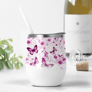 Copo de vinho embrulhado com flores rosa PNG arquivo para download de design de sublimação Modelo de copo de vinho borboleta Copo floral de 12 oz PNG