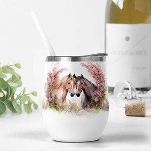 Envoltura de vaso de vino de caballo, animal PNG para diseños de sublimación, plantilla de vaso de vino de 12 oz con flores rosas, vaso de 12 oz PNG, regalos para pareja