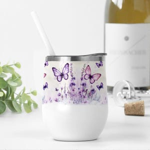 Copo de vinho embrulhado com flores roxas PNG arquivo para designs de sublimação de casamento 12 oz modelo de copo de vinho copo de borboleta PNG