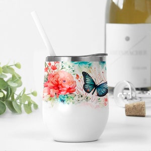 Emballage de verre à vin avec des fleurs, fichier PNG pour la fête des mères pour sublimation, modèle de gobelet papillon, gobelet à vin de 12 oz png
