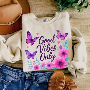 T-shirtontwerpen voor vrouwen, Good Vibes Only, png voor shirts, sublimatieontwerpen, roze vlinder en bloemen, png, zomer-T-shirtontwerpen