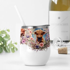 Gobelet à vin Vache Highland png pour sublimation, emballage de gobelet à vin de 12 oz avec fleurs roses, modèle de gobelet floral, tasse à vin de 12 oz png
