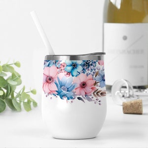 Emballage de gobelet à vin avec fleurs bleues roses, fleur de naissance, gobelet à vin png pour sublimation, modèle de gobelet floral 12 oz d'emballage de tasse à vin