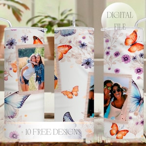 Può includere: Un bicchiere bianco con foto, farfalle e motivi floreali. Il design include farfalle arancioni, blu e viola, con il testo "+ 10 FREE DESIGNS" in basso. Una cannuccia di metallo è inserita nel coperchio.