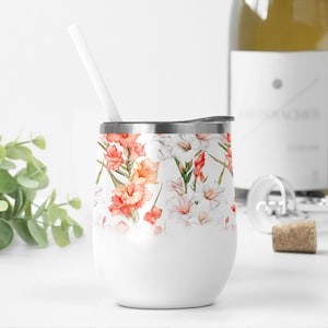 Bicchiere da vino con gladiolo in formato PNG, disegni a sublimazione con fiori di nascita per bicchieri da vino, modello per bicchiere con fiori di nascita di agosto, design per matrimonio